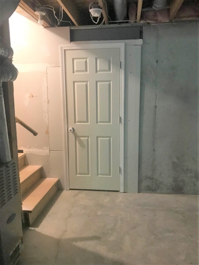 small room (basement) - 9844 N Lewis Ave