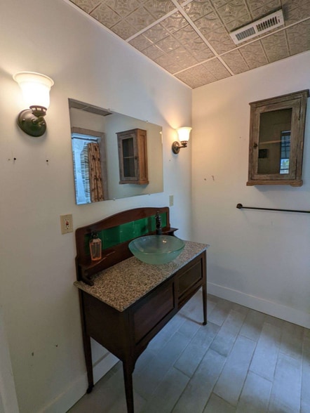 Building Photo - 105 W Main St