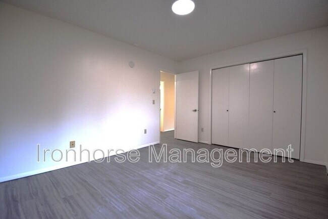 Building Photo - 811 W Villard St