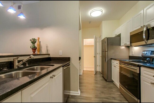 Building Photo - 2025 Woodmont Blvd