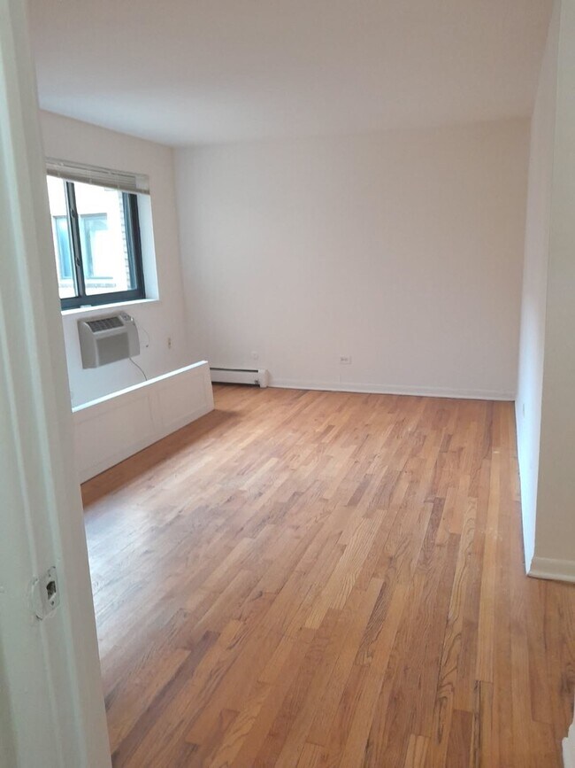 Building Photo - 540 W Roscoe St