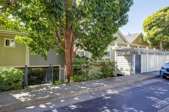 Building Photo - Sunny Potrero Hill 3BR / 1BA Townhome | Private Yard | YouTube Tour