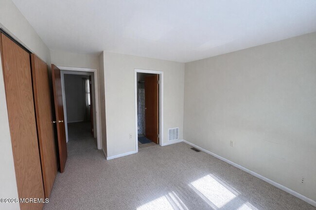 Building Photo - 16 Pin Oak Ln