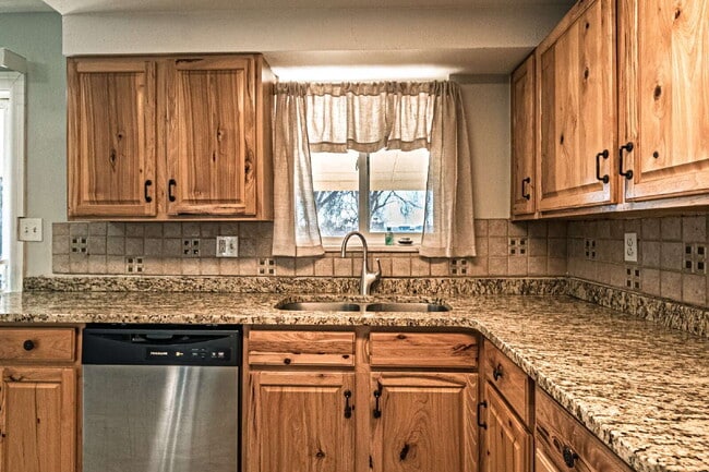 Building Photo - 5 bedrooms ,2 bathrooms and on 0.32 acres for rent