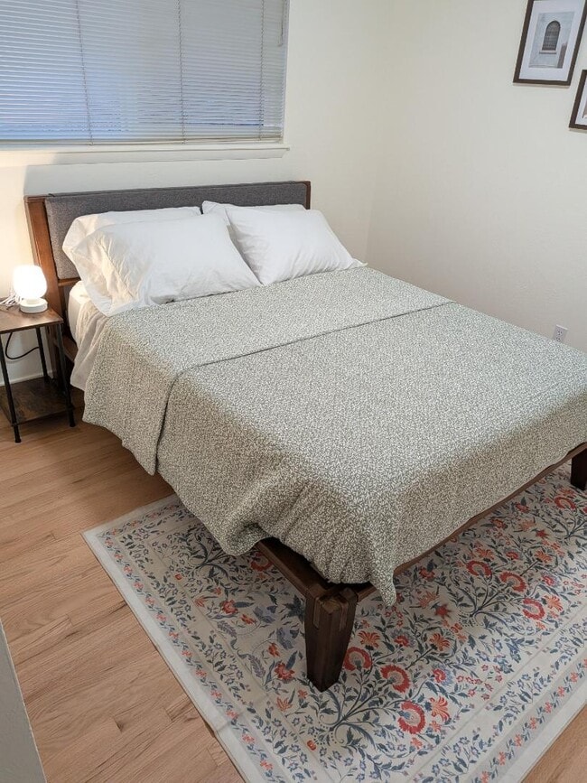 Building Photo - 425 Manhattan Dr