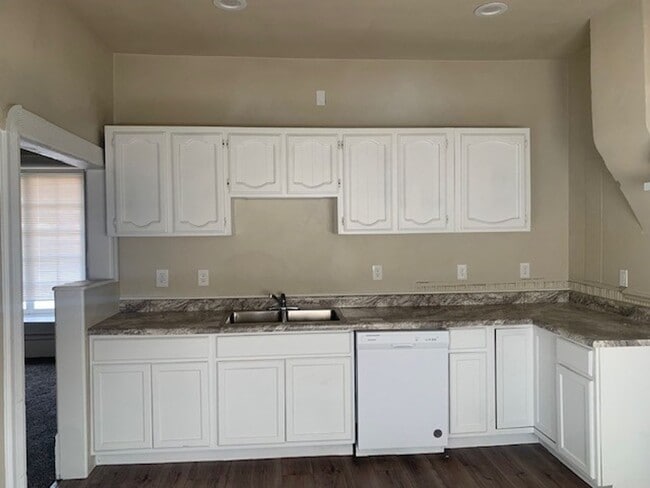 Building Photo - 2+Bedroom 2Bath Single Family Home