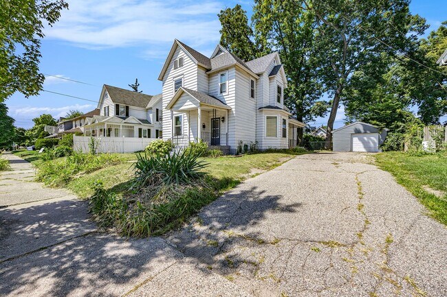 Building Photo - Spacious 5BR/2.5BA in Creston with Garage & Fenced Backyard