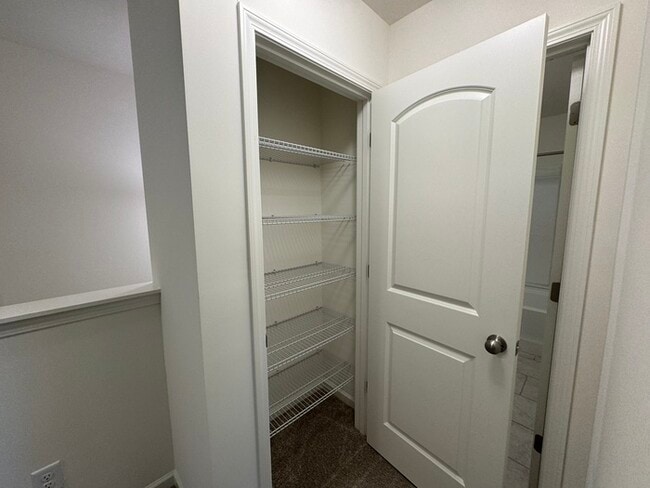 Building Photo - 3 br 2.5 ba townhome with 1 car garage Rea...