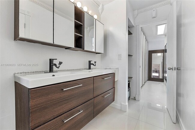 Building Photo - 517 NE 38th St