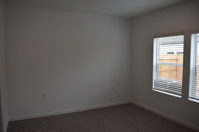 Building Photo - 4472 N San Miguel Ave