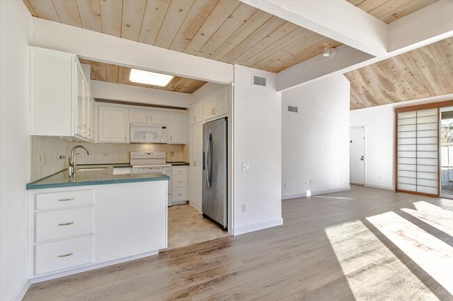 Building Photo - Charming 2 Bed 2 Bath Sunnyvale Condo with Vaulted Ceilings and Patio