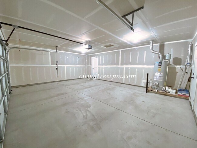 Building Photo - Beautiful Home in Quiet Neighborhood