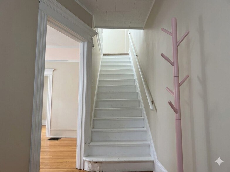 Building Photo - 901 W Main St