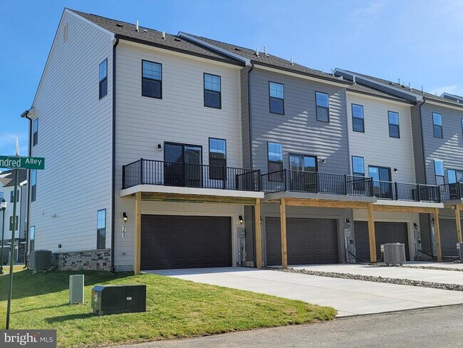 Building Photo - 762 Union St