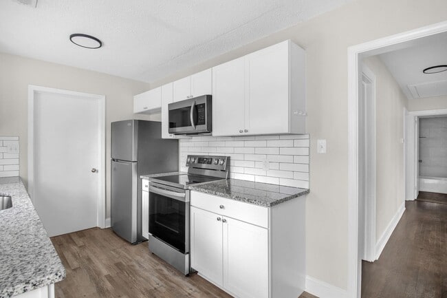 Building Photo - Lovely 3 bedroom, 1 bathroom home in High Point with LVP throughout!