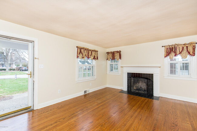 Building Photo - 4016 Hillsboro Rd