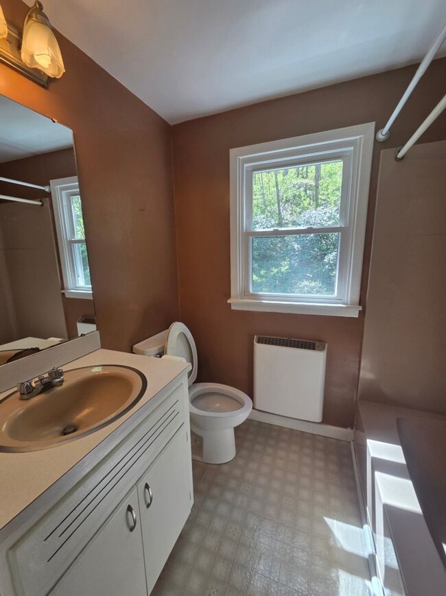 Building Photo - $2,300 - 4 Bedroom 2.5 Bathroom Unfurnished House in Forest Hills