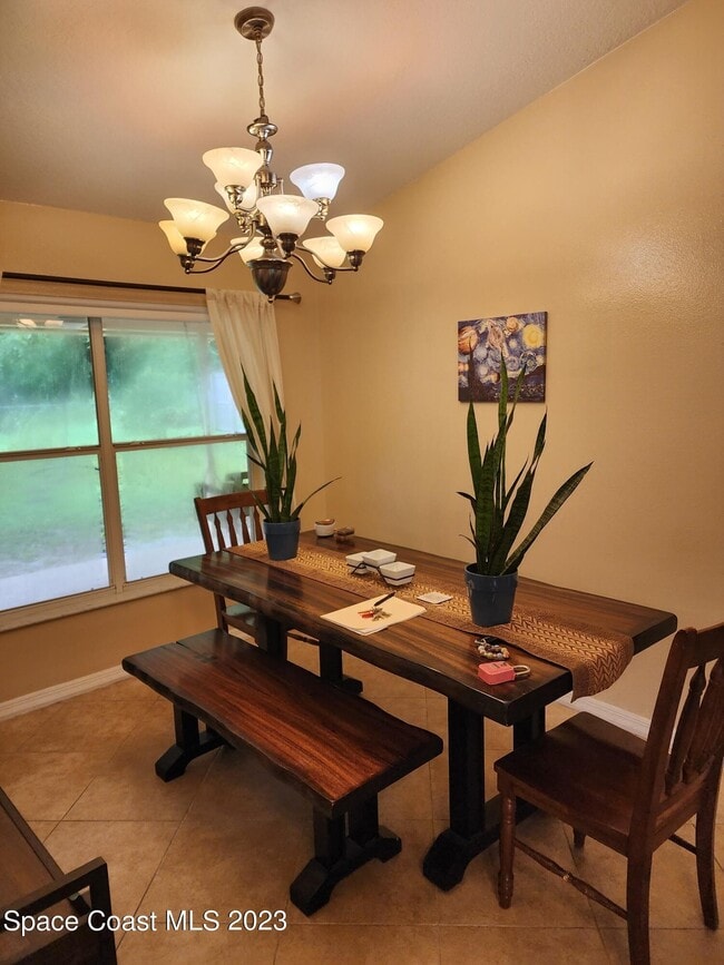 Building Photo - 890 Spirea Dr