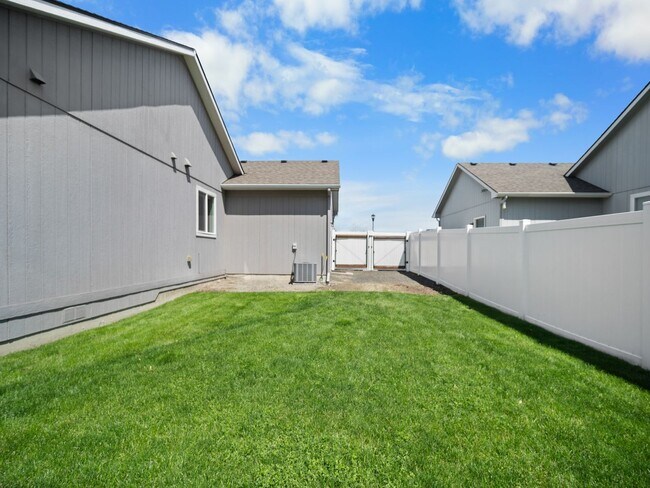 Building Photo - Beautiful home 5MILE/Big Yard & Garage (Furnished)