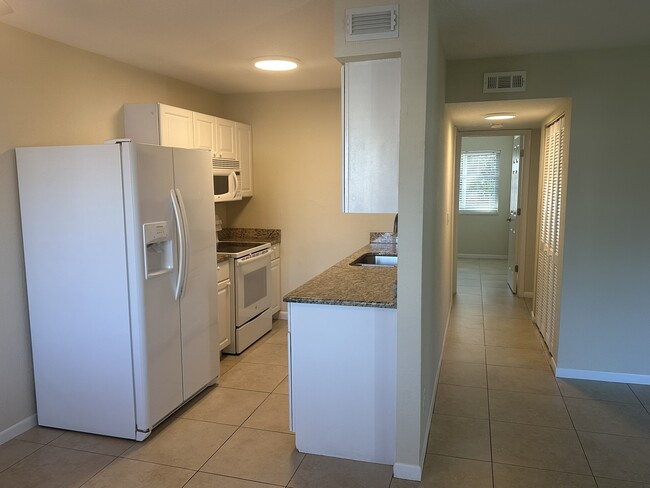 Building Photo - 4621 Bayshore Dr