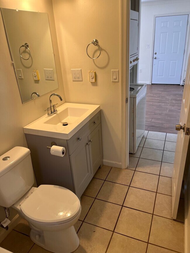 Building Photo - 2 Bedroom || 1 Bathroom Duplex Unit