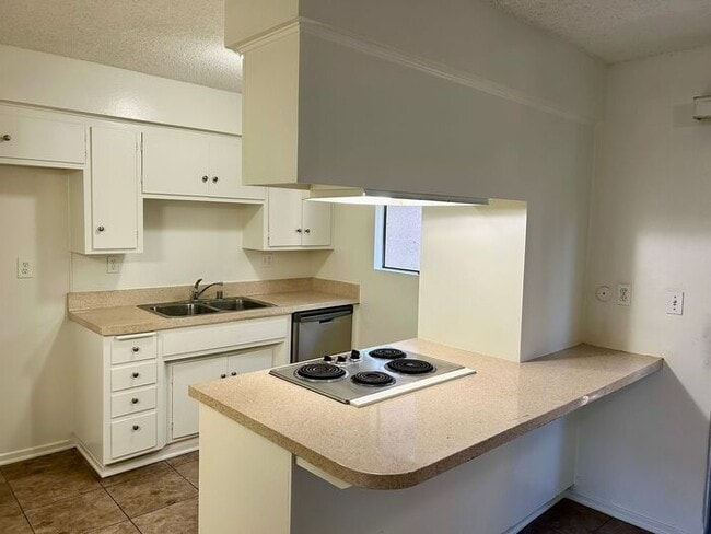 Building Photo - REALLY NICE 2BD & 1.5BA TOWNHOME IN FULLERTON