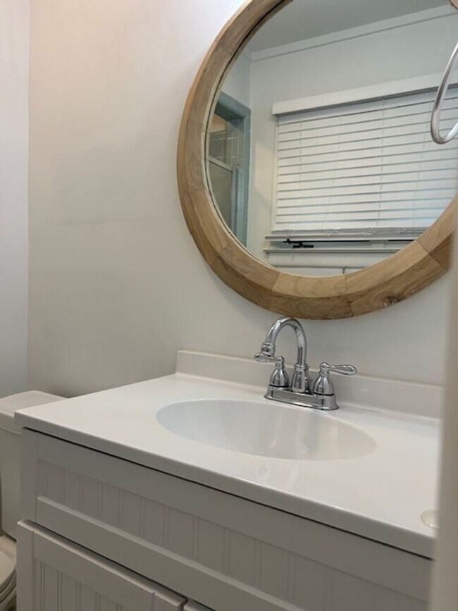 Building Photo - FREE MONTH OF DECEMBER 2025 Beach, 2nd row