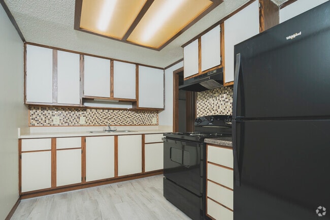 2BR, 1BA - 900SF - Kitchen - Concord Square Apartments