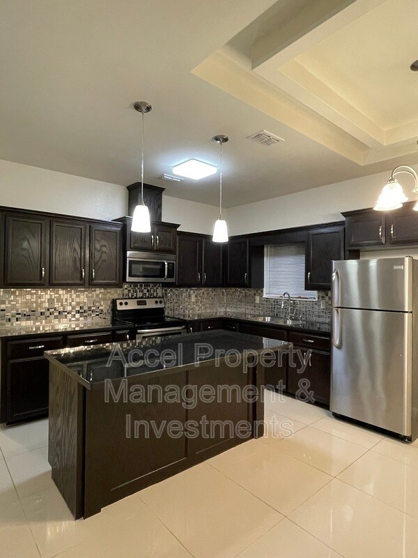 Building Photo - 1715 W Smith Dr