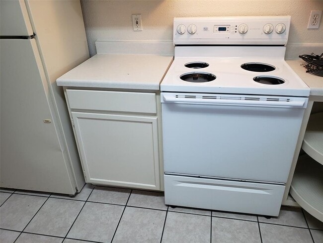 Building Photo - 2218 Katy Ln