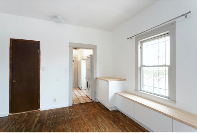 view Dining room to kitchen - 804 Venice Blvd