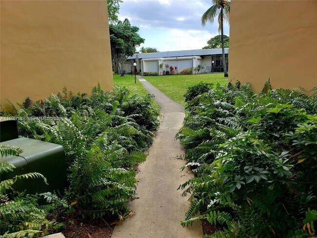 Building Photo - 1450 NE 191st St