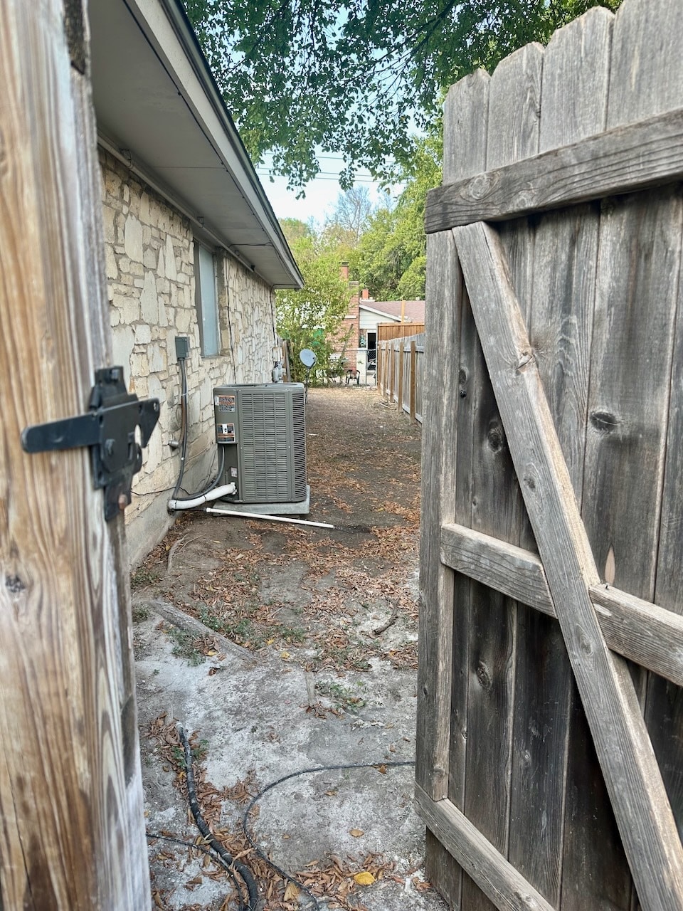 Side yard - 1302 Thornridge Rd