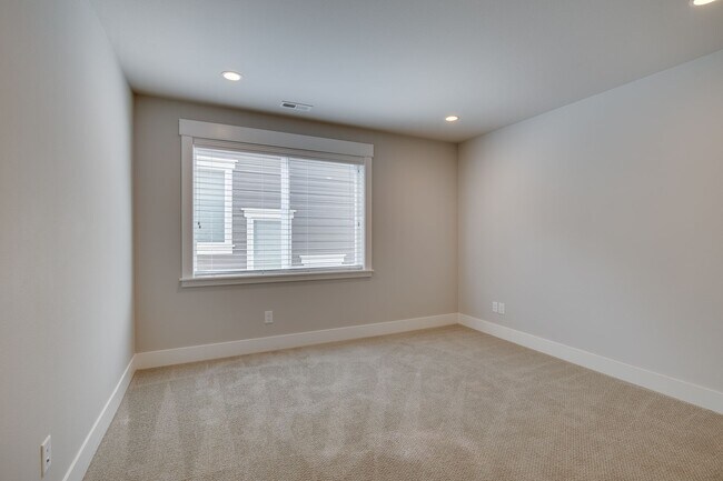 Building Photo - Beautiful 4 bedroom home in Canterbury Par...