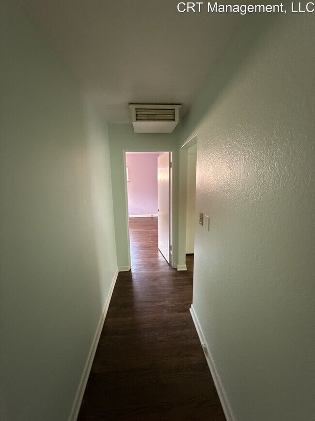 Building Photo - Charming 2-Bedroom Duplex in the Heart of ...