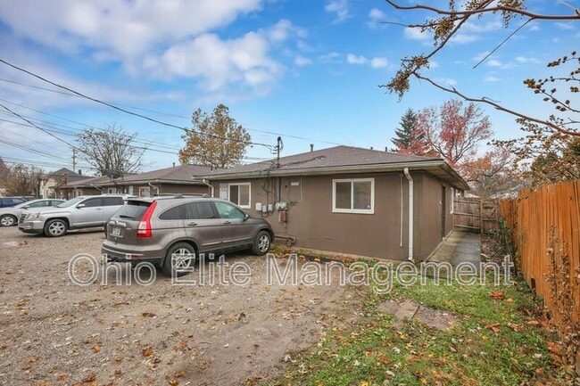 Building Photo - 2460 Hiawatha St