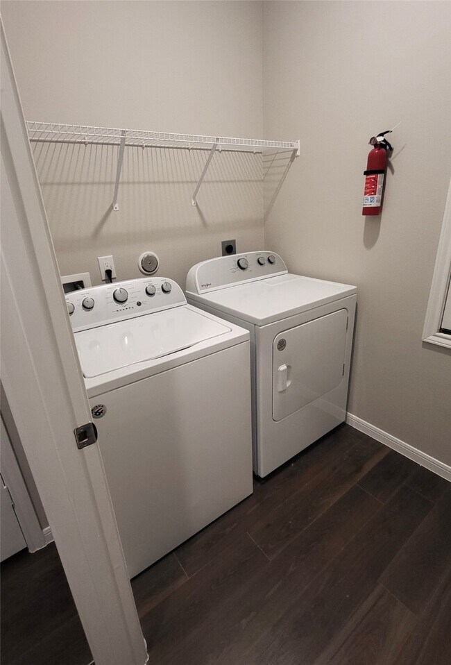 Building Photo - 10473 Pineland Dr