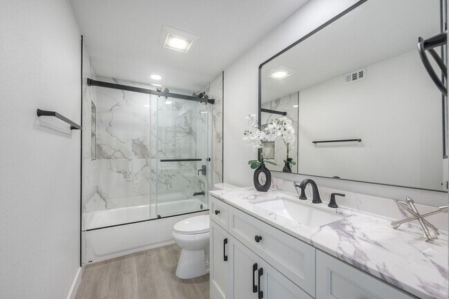 Building Photo - Beautifully remodeled single-story home in the heart of Solana Beach!