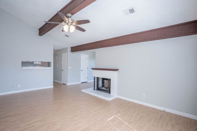 Building Photo - Stunning remodeled 2 Bedroom home in great area!