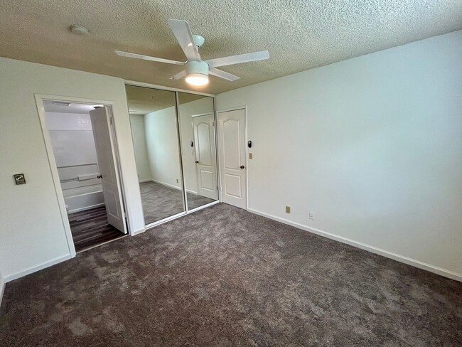 Building Photo - Redwood Glen Townhouse!  Totally remodeled!