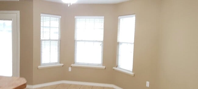 Building Photo - LARGE 4 BEDROOM HOME IN NORTHEAST CLOVIS