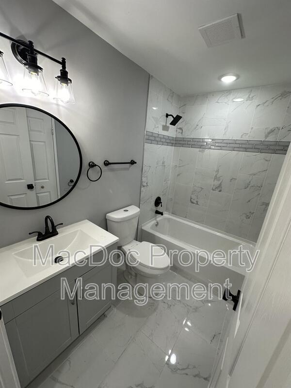 Building Photo - 210 Jett Dr