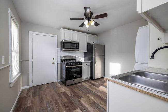 Building Photo - 2 Bedroom 1 Bath South Wedge, 1st floor la...