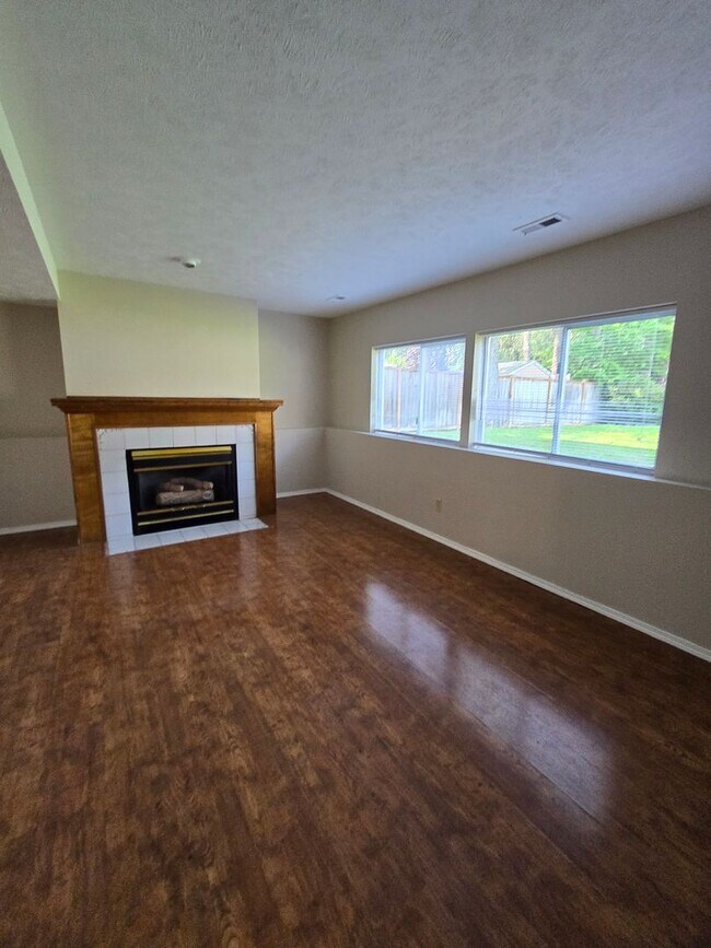 Building Photo - Cute home in the Great Brentwood Forest Ne...