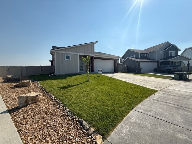 Building Photo - Pet Friendly 3 Bed 2.5 Bath Single Family ...