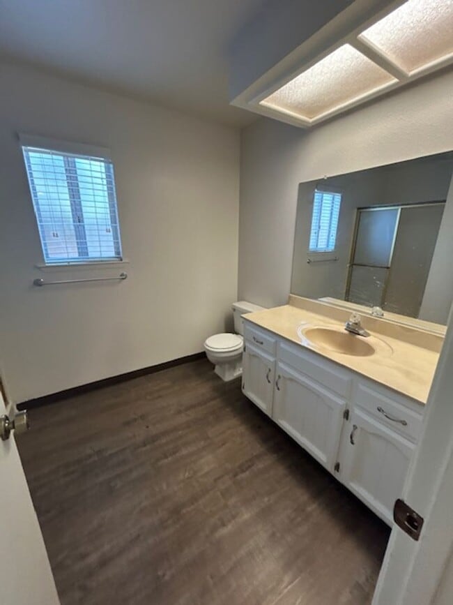 Building Photo - 3 bedroom 2 bathroom home in SW Visalia