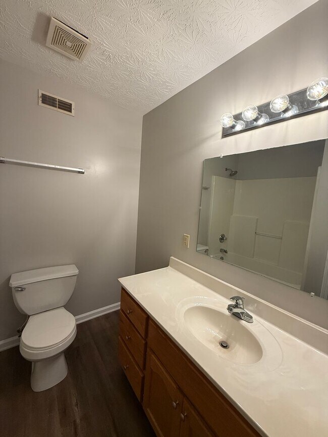 Building Photo - 3 Bedroom Available Now!