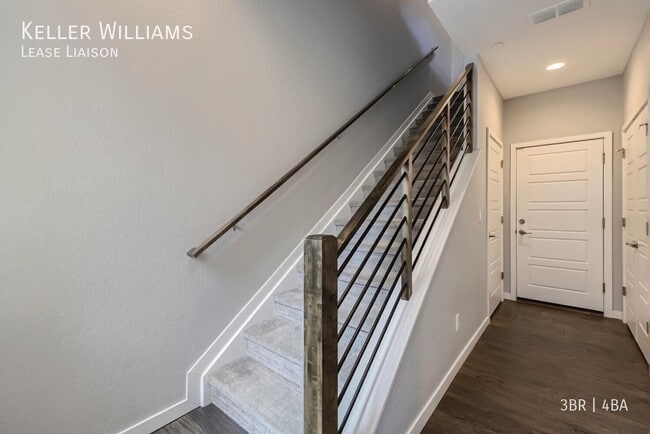 Building Photo - 427 Primrose Ln