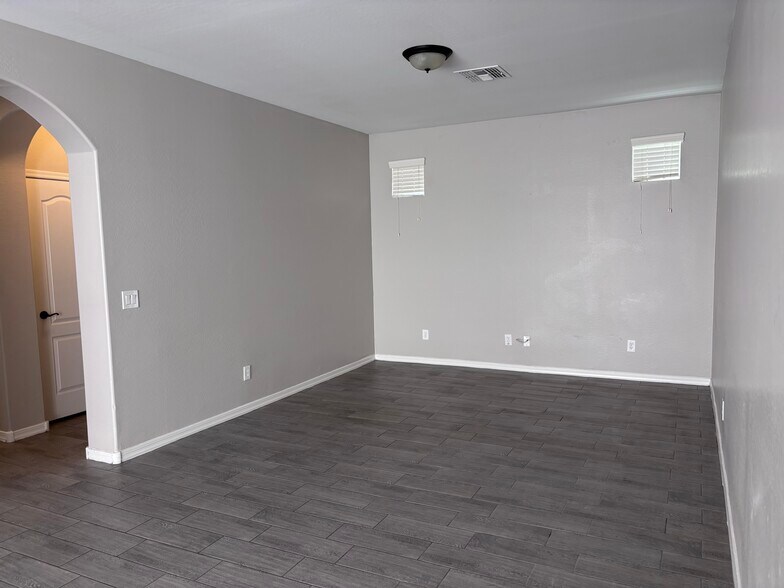 Building Photo - 947 S Utilis Dr