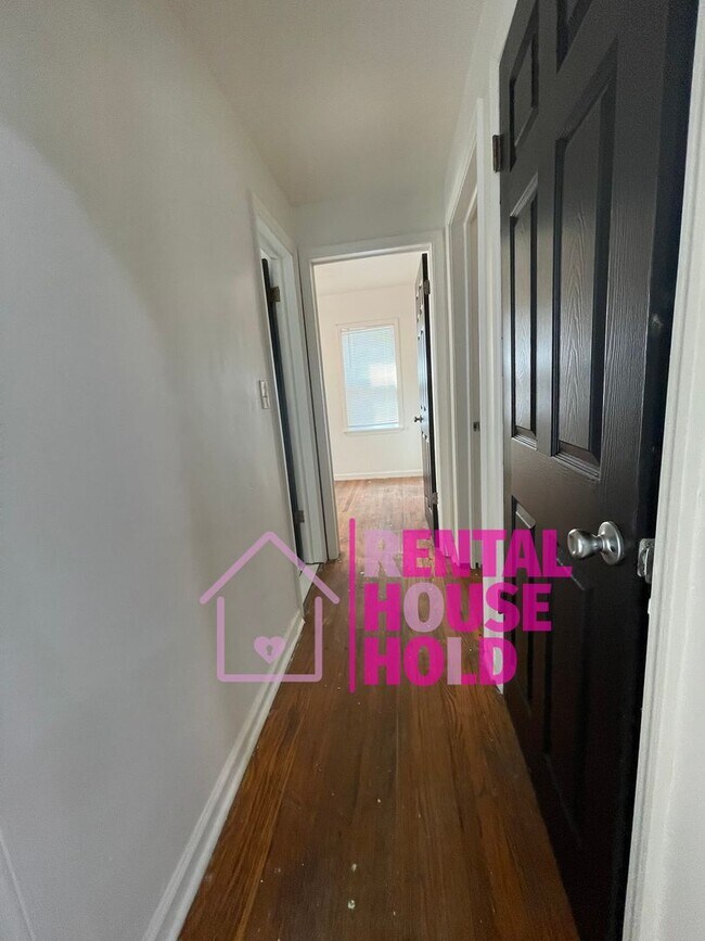 Building Photo - ~ 3 BEDROOM 1 BATH BUNGALOW FREE PRE-SCREEN